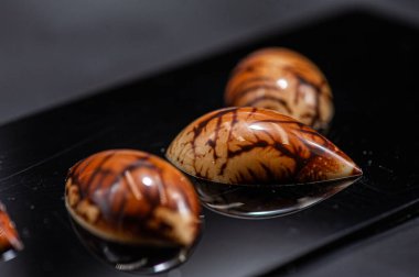 Arka planda izole edilmiş çeşitli çikolatalı şekerler.