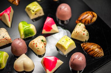 Arka planda izole edilmiş çeşitli çikolatalı şekerler.