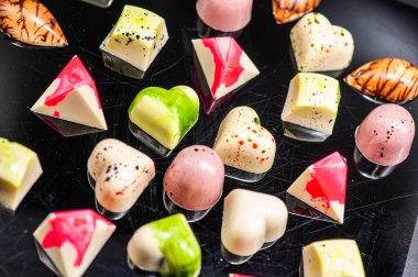 Arka planda izole edilmiş çeşitli çikolatalı şekerler.