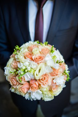 Bir takım elbise ya da genç kız-gelin veya nedime Damat Düğün buket tutuyor