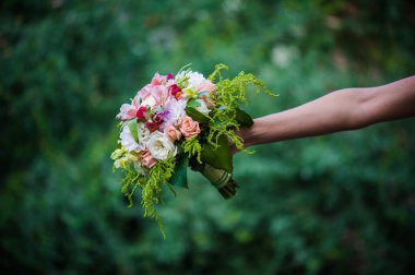 Bir takım elbise ya da genç kız-gelin veya nedime Damat Düğün buket tutuyor