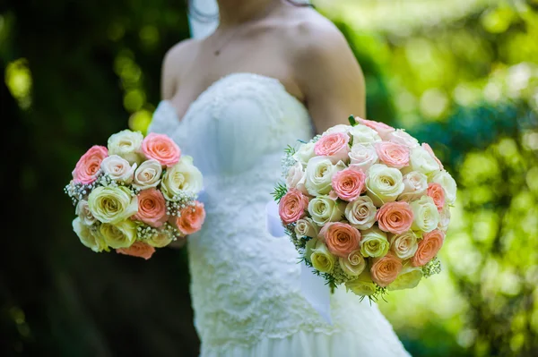 スーツや若い女の子の花嫁、花嫁介添人の新郎が結婚式の花束を保持しています。 — ストック写真
