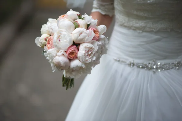 スーツや若い女の子の花嫁、花嫁介添人の新郎が結婚式の花束を保持しています。 — ストック写真