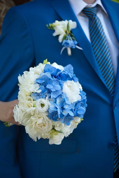 スーツや若い女の子の花嫁、花嫁介添人の新郎が結婚式の花束を保持しています。 — ストック写真