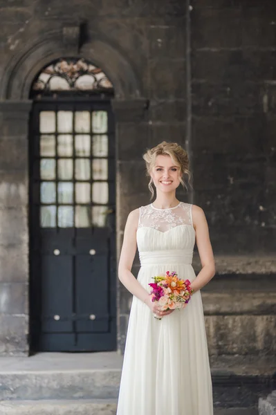 結婚式前に花束と美しい花嫁 — ストック写真