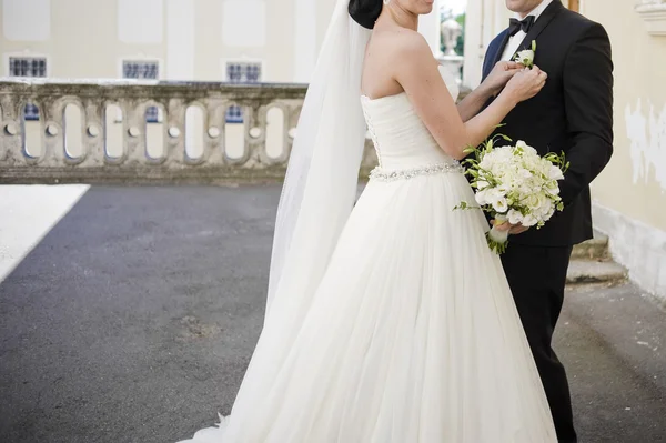 Damat veya ilk satırının nedime büyük düğün töreninde buketleri ile.