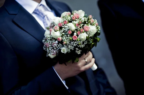 Vőlegény és koszorúslány csokrok nagy esküvői ünnepségen sor. — Stock Fotó