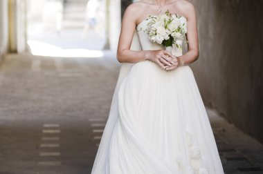 Damat veya ilk satırının nedime büyük düğün töreninde buketleri ile.