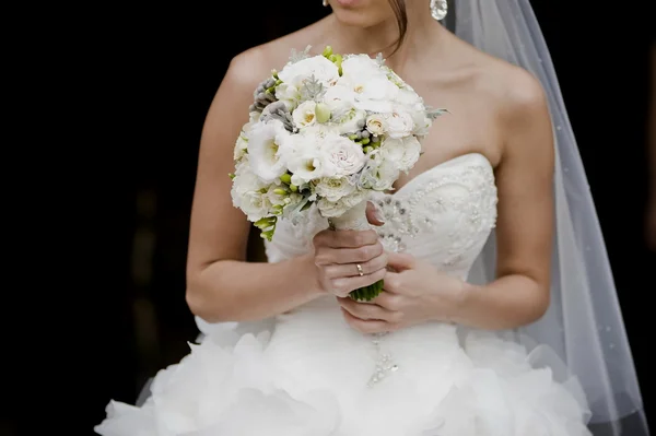 Bräutigam oder Brautjungfern mit Blumensträußen bei großer Hochzeitszeremonie. — Stockfoto