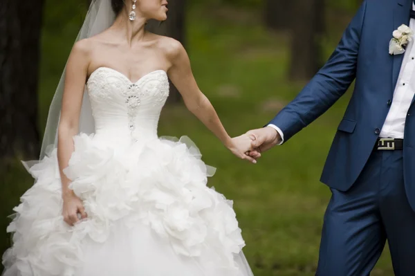 Lugar ou Fila de damas de honra com buquês na grande cerimônia de casamento . — Fotografia de Stock