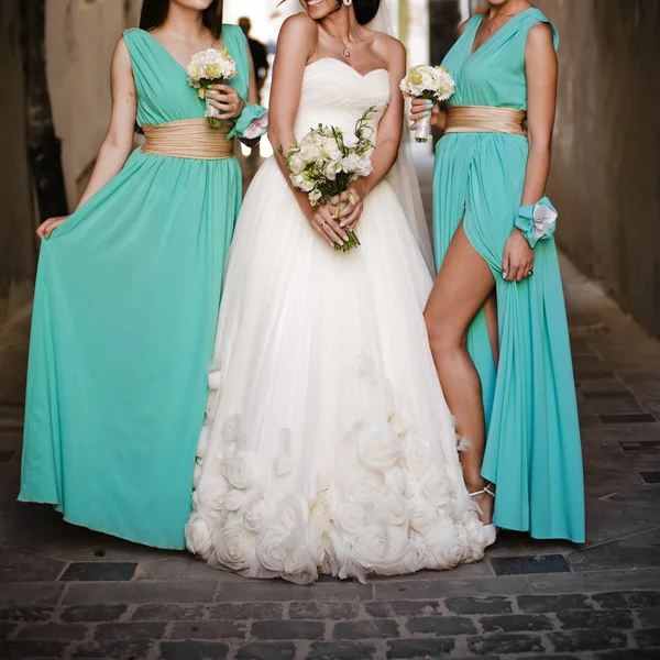 Damat veya ilk satırının nedime büyük düğün töreninde buketleri ile.