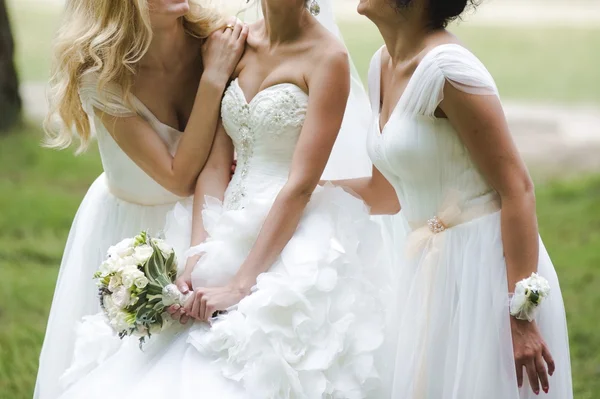 Damat veya ilk satırının nedime büyük düğün töreninde buketleri ile.