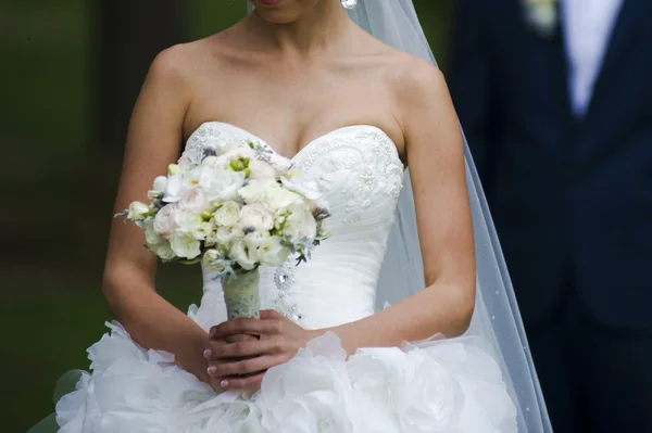 新郎または新婦付け添人の大きな結婚式で花束の行. — ストック写真