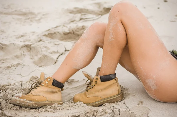 Meisje in een zwembroek op het strand lopen. — Stockfoto