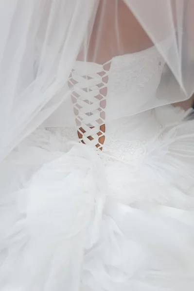 Schöne Braut im Hochzeitskleid bereitet sich auf Zeremonie in der Kirche. Spaziergang in der Nähe der alten Burg — Stockfoto