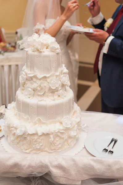 Piękna panna młoda wedding dress przygotowania do ceremonii w Kościele. Chodzenie w pobliżu zamczyska — Zdjęcie stockowe