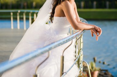 Güzel gelin düğün elbise Kilisesi töreni için hazırlarken. Eski kale yürüyüş