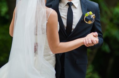 Güzel gelin düğün elbise Kilisesi töreni için hazırlarken. Eski kale yürüyüş