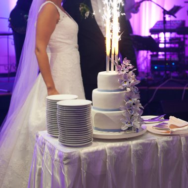 Güzel gelin düğün elbise Kilisesi töreni için hazırlarken. Eski kale yürüyüş