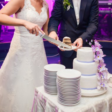 Güzel gelin düğün elbise Kilisesi töreni için hazırlarken. Eski kale yürüyüş