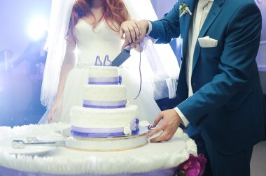 Güzel gelin düğün elbise Kilisesi töreni için hazırlarken. Eski kale yürüyüş