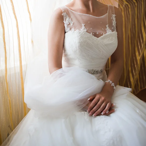 Schöne Braut im Hochzeitskleid bereitet sich auf Zeremonie in der Kirche. Spaziergang in der Nähe der alten Burg — Stockfoto