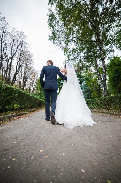 Piękna panna młoda wedding dress przygotowania do ceremonii w Kościele. Chodzenie w pobliżu zamczyska — Zdjęcie stockowe