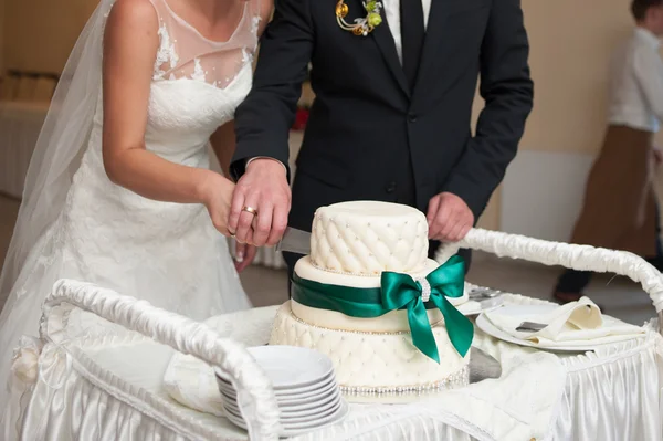 Vackra brud bröllop klänning förbereda till ceremonin i kyrkan. Gå nära gamla slottet — Stockfoto