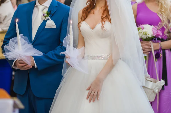 Hermosa novia en vestido de novia preparándose para la ceremonia en la iglesia. Caminar cerca del viejo castillo — Foto de Stock