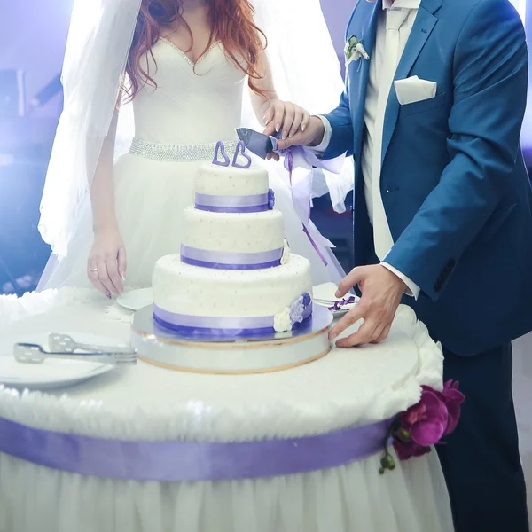 Hermosa novia en vestido de novia preparándose para la ceremonia en la iglesia. Caminar cerca del viejo castillo — Foto de Stock