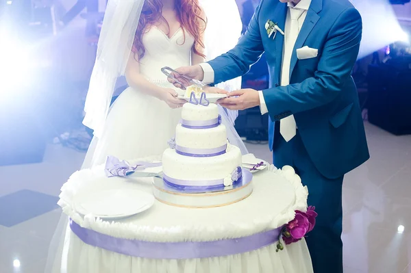 Bela noiva no vestido de casamento que se prepara para a cerimônia na igreja. Caminhando perto do castelo velho — Fotografia de Stock