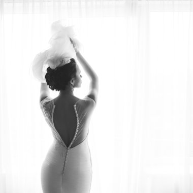 Güzel gelin düğün elbise Kilisesi töreni için hazırlarken. Eski kale yürüyüş