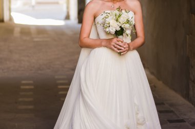 Gelin, nedime büyük düğün töreninde buketleri ile satır.