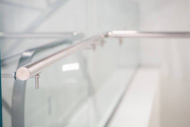 Kapıdaki metal kapı kolu.