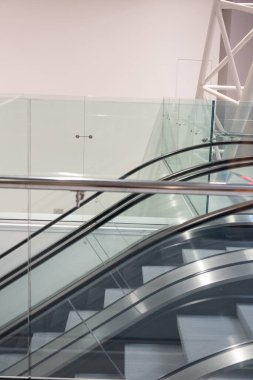 Şehrin modern binasının içinde.