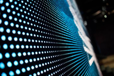 Koyu arkaplanda mavi lambalar. Kapat..