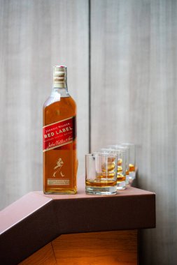 Lviv, Ukrayna - 11.14.2025 Johnnie Walker Red Label viski şişesi 