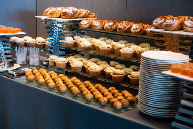 Profesyonel bir yemek servisinde salata, aperatif ve sıcak yemeklerin yer aldığı açık büfe masasında çeşitli taze yemekler sergileniyor.