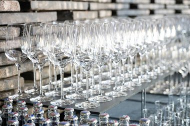 Lüks bir ortamda birçok şampanya kadehi. Tarz sahibi, koyu renkli bir fotoğraf. Yüksek sosyete resepsiyonu, yeni yıl kutlaması, düğün