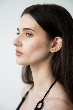 Doğal makyajlı bir kızın portresi.