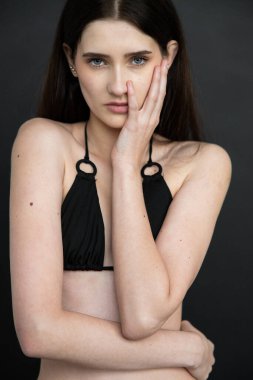 genç kadın stüdyoda poz