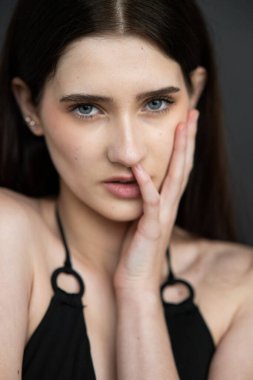 Güzel bir esmer kızın portresi. siyah beyaz fotoğraf