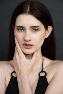 Siyah makyajlı güzel bir genç kadının portresi.