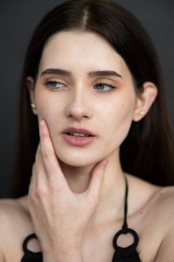 Siyah gözlü esmer kadının portresi.