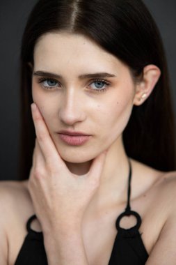 Siyah elbiseli, siyah saçlı güzel bir kadın.