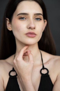 doğal makyaj ile güzel bir genç kadın portresi.