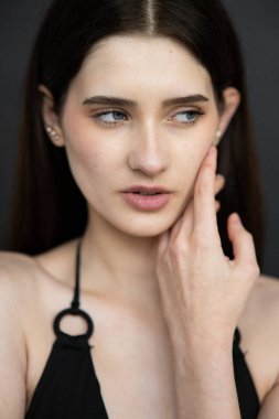 Fotoğraf stüdyosunda poz veren güzel bir kız. Model.