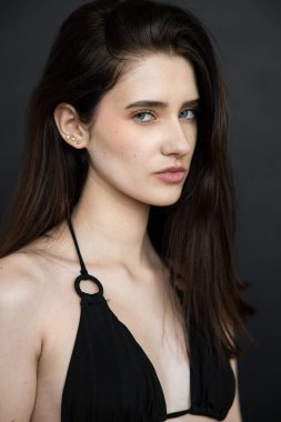 Esmer, esmer ve esmer bir kızın portresi.