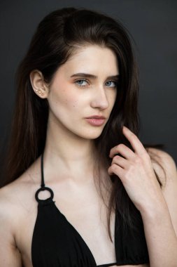 Koyu makyajlı ve uzun saçlı güzel bir kız.
