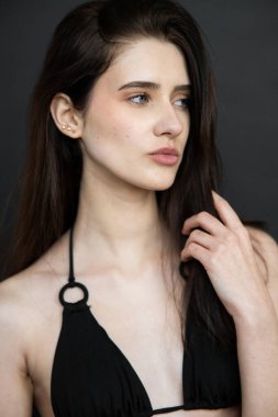 Siyah mayolu, koyu tenli genç ve güzel bir kız.